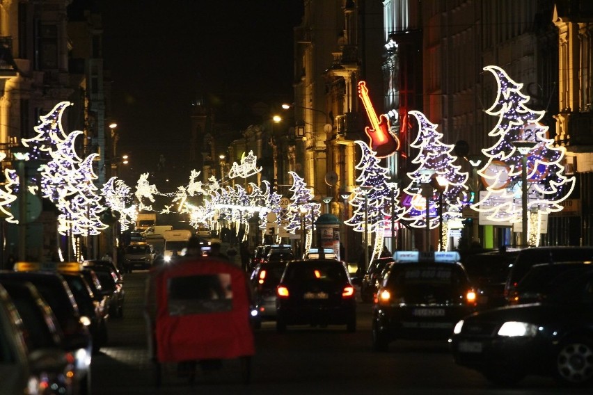 Świąteczna dekoracja Piotrkowskiej już świeci [ZDJĘCIA i FILM]