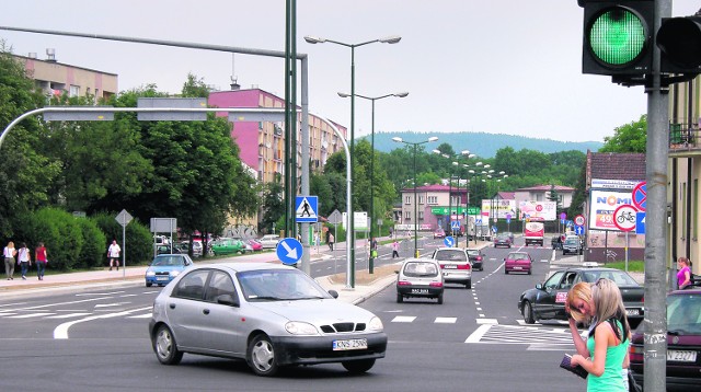 W środę kilka minut po 14 wyremontowaną ulicą Królowej Jadwigi przejechały pierwsze samochody