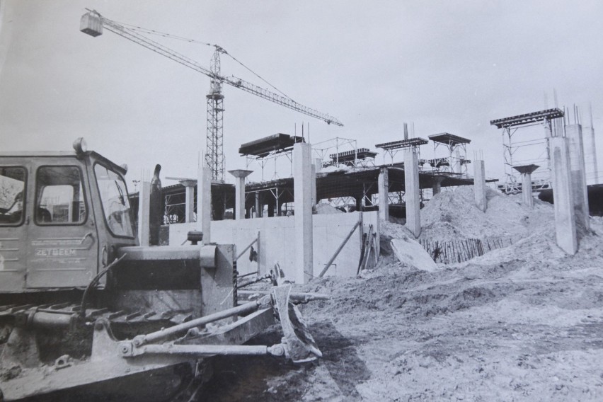 Budowa hotelu Forum, 1977 r. W owych czasach był jednym z...