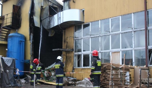 W Laskowicach, powiat świecki, pali się magazyn składowisk palnych. Strażacy robią teraz wszystko, by ogień nie przeniósł się na pobliską stolarnię.

Doszło do wybuchu w składzie trocin stolarni w Laskowicach Pomorskich (powiat świecki). Siła była tak ogromna, że zawaliła się ściana budynku. Jak nas poinformowano na stanowisku kierowania Komendy Powiatowej PSP w Świeciu, pożar jest poważny. Na miejscu obecnie pracuje 17 jednostek straży pożarnej. 

*****

Wybuch pieca w Orłowie pod Wąbrzeźnem

