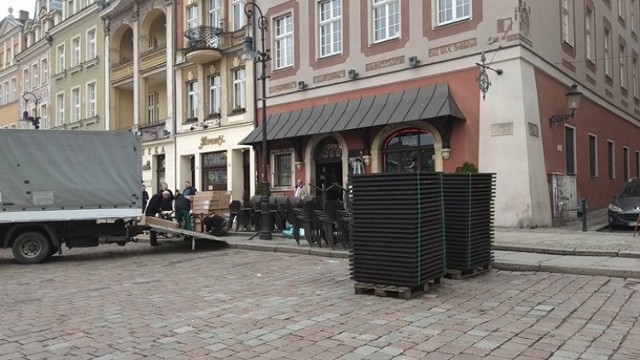 W przypadku obszarów objętych formalnie strefą zamieszkania, w wyjątkowych wypadkach, jeśli warunki przestrzenne to umożliwiają, istnieje możliwość lokalizacji ogródków w części lub w całości na jezdni. Pozwala to na swobodny ruch pieszych zarówno ulicą jak i chodnikiem. 

Czytaj dalej --->