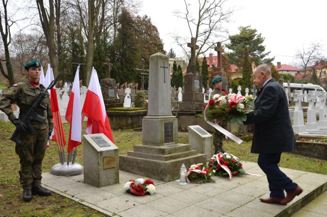 Kwiaty złożono na grobach osób związanych z walkami o niepodległość Polski w 1918 roku.