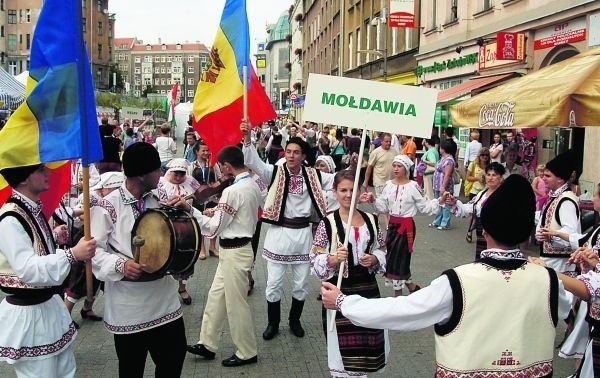 Członkowie zespołu "Datina" z Mołdawii noszą stroje pochodzące z XIX wieku
