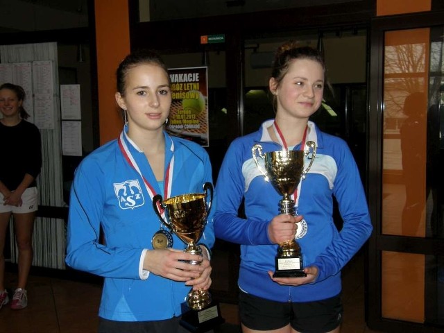 Od lewej: Julia Przybylska (AZS Poznań) i Agata Bieńkowska (WTT Wejherowo). Srebrne medalistki MP