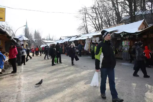 Tłumy, które przewijają się codziennie przez targowisko pod Gubałówką, przyciągają też przestępców