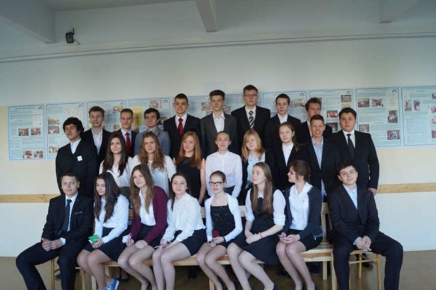 Zdjęcia gimnazjalistów: Zdjęcia grupowe ostatnich klas Gimnazjum nr 1 w Zgorzelcu