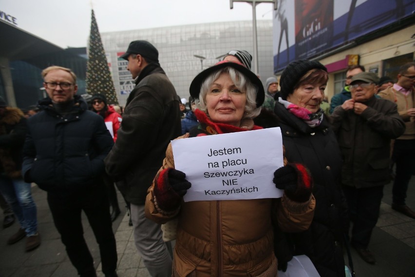 Protest na placu Szewczyka [ZDJĘCIA, WIDEO]. Ludzie nie chcą placu Marii i Lecha Kaczyńskich