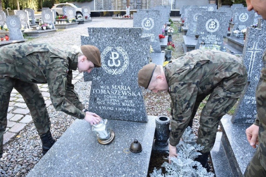 Żołnierze batalionu obrony terytorialnej z Malborka porządkowali groby na cmentarzach w Gdyni i Gdańsku