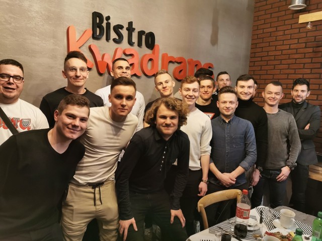 Młodzi piłkarze z Pińczowa - jedni z pierwszych gości w Bistro Kwadrans.