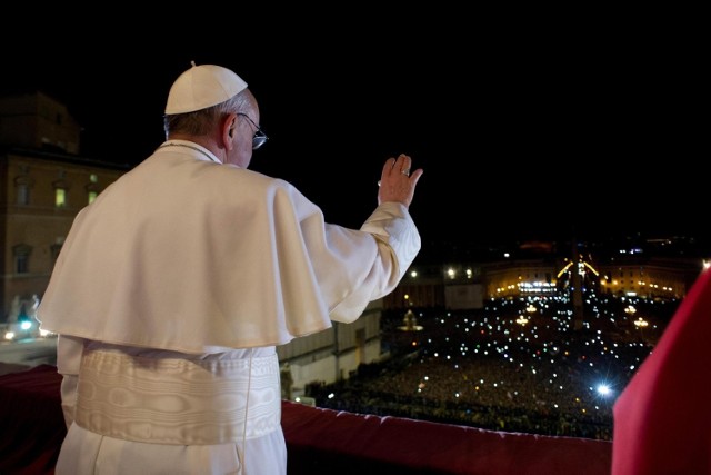 Świat, 13.03: Habemus papam: Ceremoniarz papieski podał nazwisko i nowe imię papieża. To jezuita kard. Jorge Mario Bergoglio, który przybierze imię Franciszek. Papież Franciszek urodził się w roku 1936. Pochodzi z Argentyny, przed wyborem na Stolicę Piotrową był arcybiskupem Buenos Aires i Prymasem Argentyny.