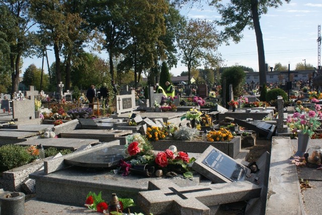 2 lata więzienia dostał mężczyzna, który zniszczył 130 nagrobków na cmentarzu w Pęczniewie.