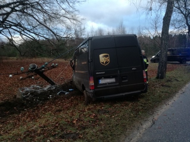 27 grudnia w Sulęczynie kierujący samochodem dostawczym zjechał nagle na pobocze i uderzył w słup elektryczny.