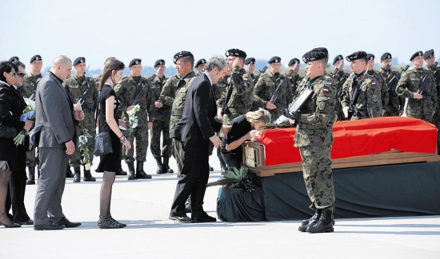 Trumnę z ciałem st. kaprala Jarosława Maćkowiaka ustawiono na katafalku na płycie lotniska