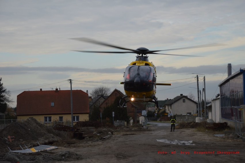 Śmigłowiec Lotniczego Pogotowia Ratunkowego lądował w Masłowie. Strażacy zabezpieczali jego lądowanie i start [ZDJĘCIA]