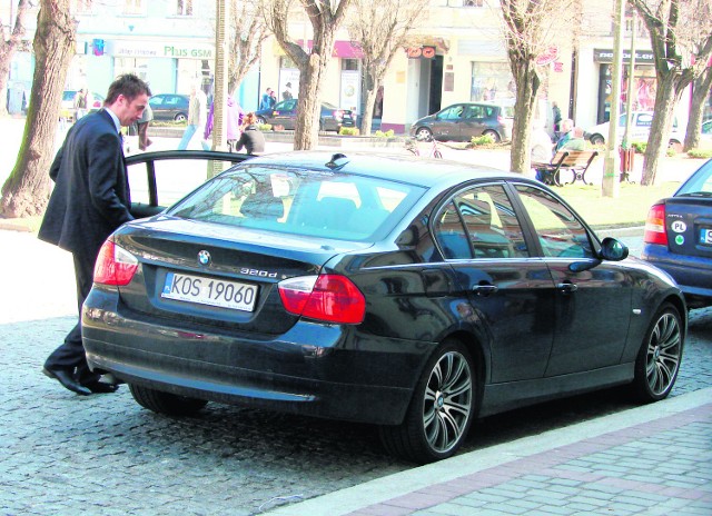 Radny Waldemar Łoziński lubi BMW i dlatego jeździ samochodem żony