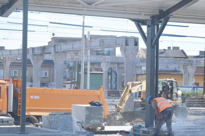 Kładka nad torami znika, trwają prace przy tunelu. Zobacz postępy inwestycji w Skarżysku. Zobacz zdjęcia 