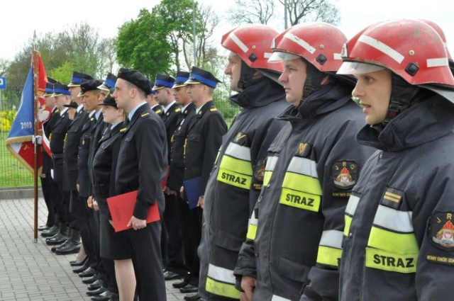 Nowy Dwór Gdański. Uroczysty Apel na placu przed Komendą Powiatową Państwowej Straży Pożarnej stanowił główny punkt obchodów Dnia Strażaka 2015. W czasie uroczystości na wyższe stopnie awansowano kilkunastu strażaków jednostki w Nowym Dworze Gdańskim.