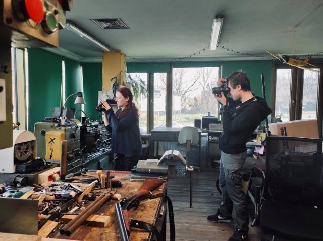 Monika Sidor i Jakub Kozłowski fotografują teatralną ślusarnię.