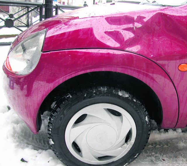 Ul. Królewska. Spadający z dachu  śnieg uszkodził auto