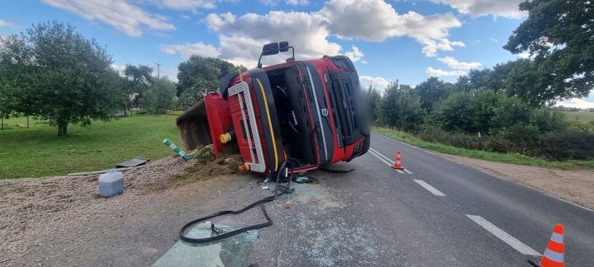 Na drodze nr 162 przewróciła się ciężarówka