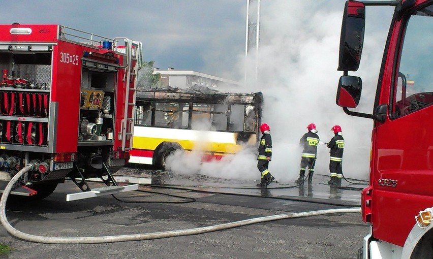 Wrocław: Autobus zapalił się na pętli na Psim Polu (ZDJĘCIA)