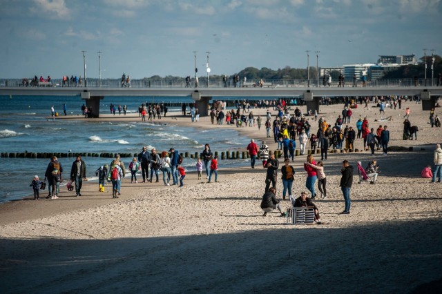 Słoneczna pogoda zachęcała do spacerów. Tak w niedzielne popołudnie wyglądała plaża w Kołobrzegu.