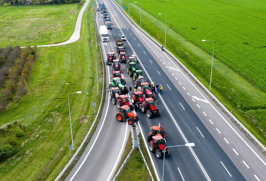 Protest rolników na drodze krajowej nr 77 w Skołoszowie niedaleko Przemyśla [ZDJĘCIA]