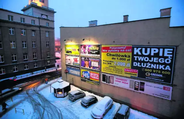 Te billboardy wkrótce znikną z budynku przy Rynku 13