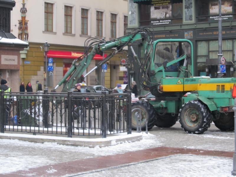Wrocław: Pługi zakończyły odśnieżanie ulic. Śnieg usunięty też z Solnego (ZDJĘCIA)