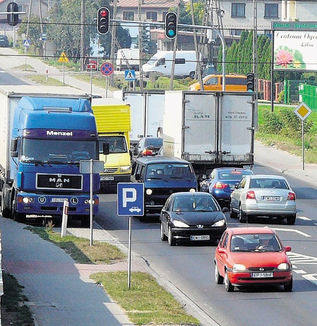 Ulica Warszawska w Wieluniu w godzinach szczytu to jeden duży korek.