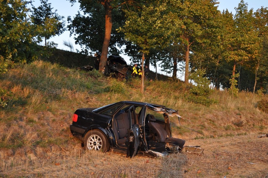 Wypadek koło Ząbinowic. Auto rozpadło się