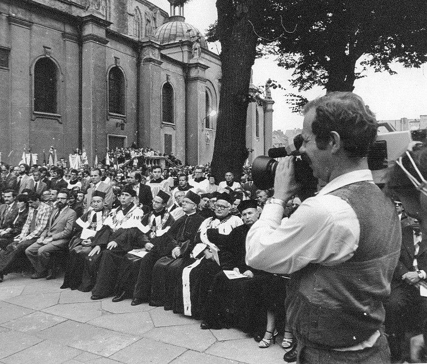 Troczyński filmuje 13 września 1981 r.  ingres abp. Józefa...