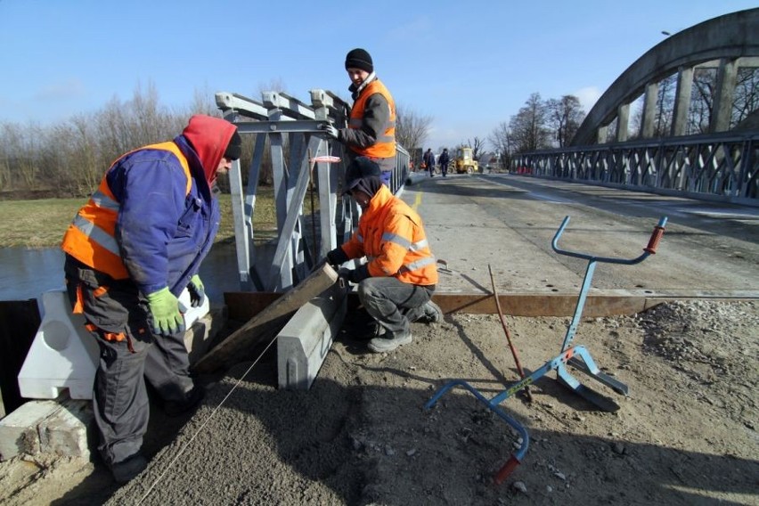 Wrocław: Mostem tymczasowym na Widawie pojedziemy w kwietniu (ZDJĘCIA)