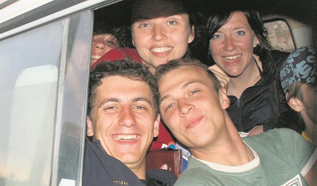 Mariusz Mazurek (na dole, z prawej, w zielonym T-shircie) podczas mistrzostw autos      topowych do Splitu w Chorwacji.  To wtedy poznał przyszłą żonę