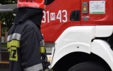 Pożar domu wielorodzinnego w Kcyni. Strażacy uratowali płonący dach