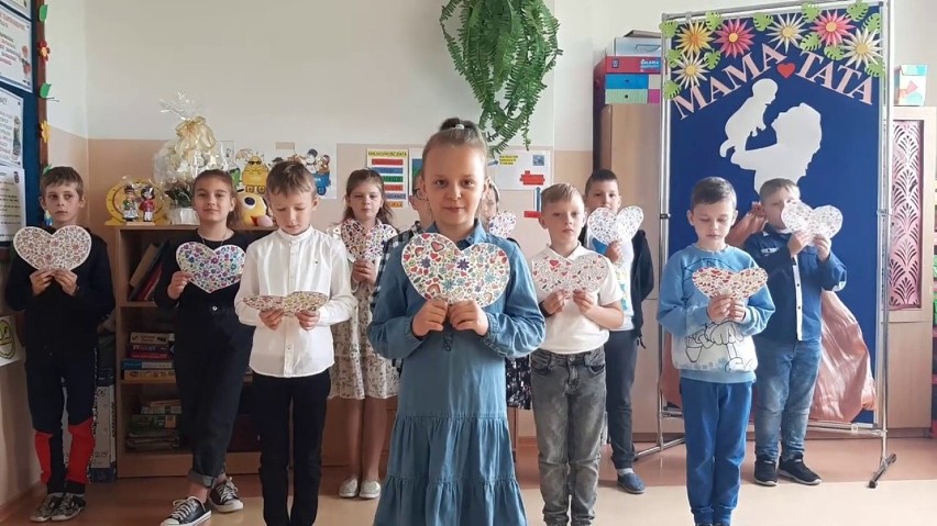 Szkoła Podstawowa w Zalasiu przygotowała specjalny prezent z okazji Dnia Mamy i Taty. Zobaczcie wideo. 26.05.2022