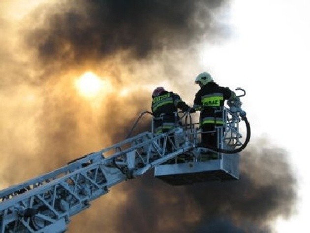 Od pioruna zapaliła się wieża kościoła w Kłobucku. Ewakuowano 500 osób [FILM]