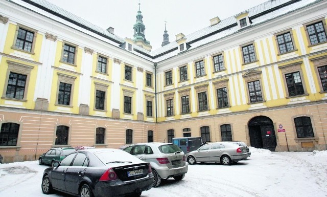 Remont Akademii Rycerskiej trwa już 32 lata. Na części dziedzińca została jeszcze do położenia kostka brukowa