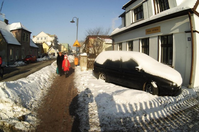 Przed jazdą samochód trzeba odśnieżyć