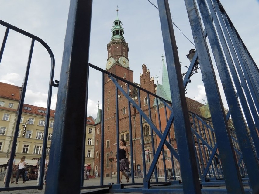 Wrocław: Strefa kibica rośnie, a Rynku ubywa (ZDJĘCIA)