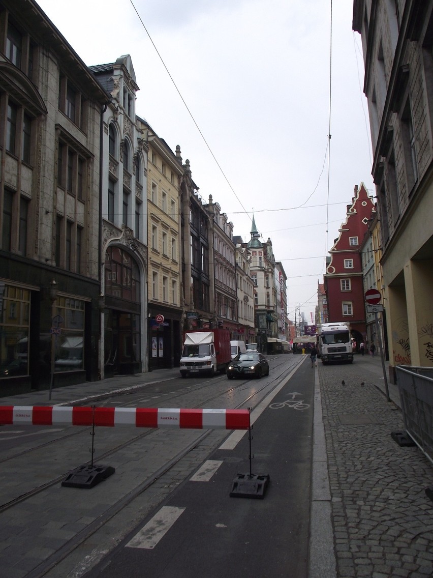 Zamknięte okolice Rynku i część Kazimierza Wielkiego. Jak dzisiaj jeździć po Wrocławiu (PORADNIK)