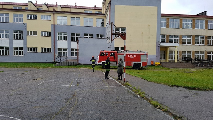 Pożar szkoły w Helu. Strażacy z OSP Hel i OSP Jastarnia...