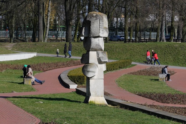 Chociaż w niedzielę jest piękna, słoneczna pogoda, w poznańskich parkach spacerowiczów znacznie mniej niż zwykle. Większość mieszkańców w obawie przed koronawirusem spędza czas w domu. 

Zobacz zdjęcia z poznańskich parków ---->