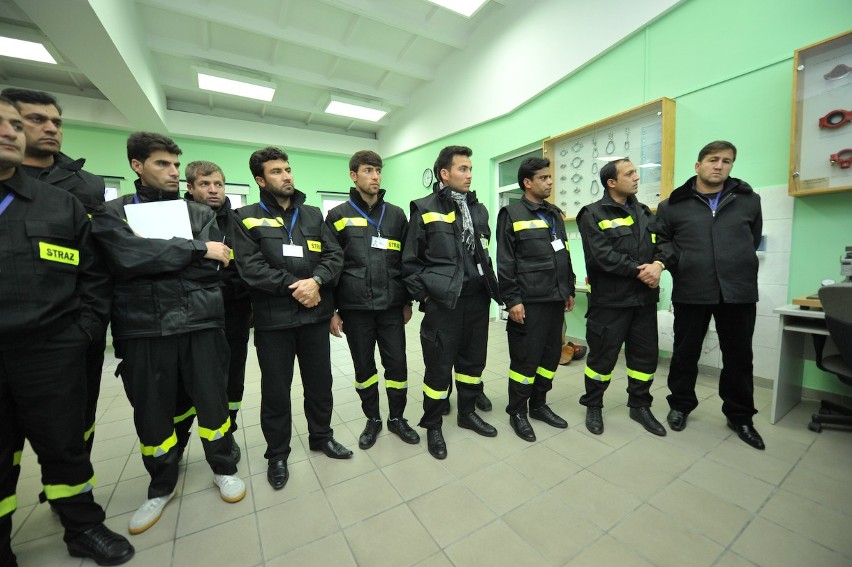 Strażacy z Afganistanu uczą się gasić cysterny w Częstochowie