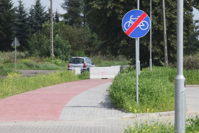 Łódź: ścieżka rowerowa kończy się betonową zaporą.