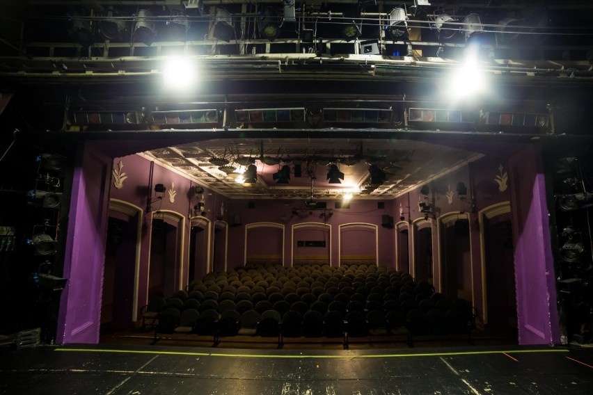 Teatry - przy zachowaniu limitu 50 proc. miejsc na widowni,...