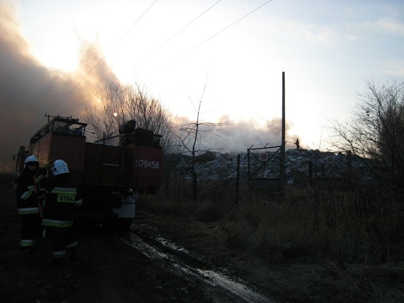 Zapaliły się śmieci na składowisku w Zduńskiej Woli.