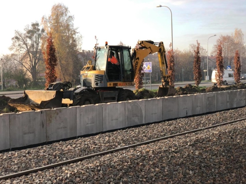 PKP buduje nowy peron przy torach koło Podhalanina w...