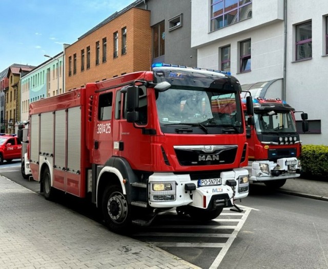 Wozy strażackie wezwano na ulicę Skarbową w Lesznie. Impreza jubileuszowa pracownika zakończony alarmem.