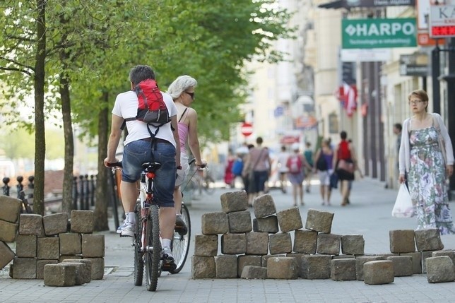 Kto ustawił murek na chodniku przy ul. 27 grudnia?